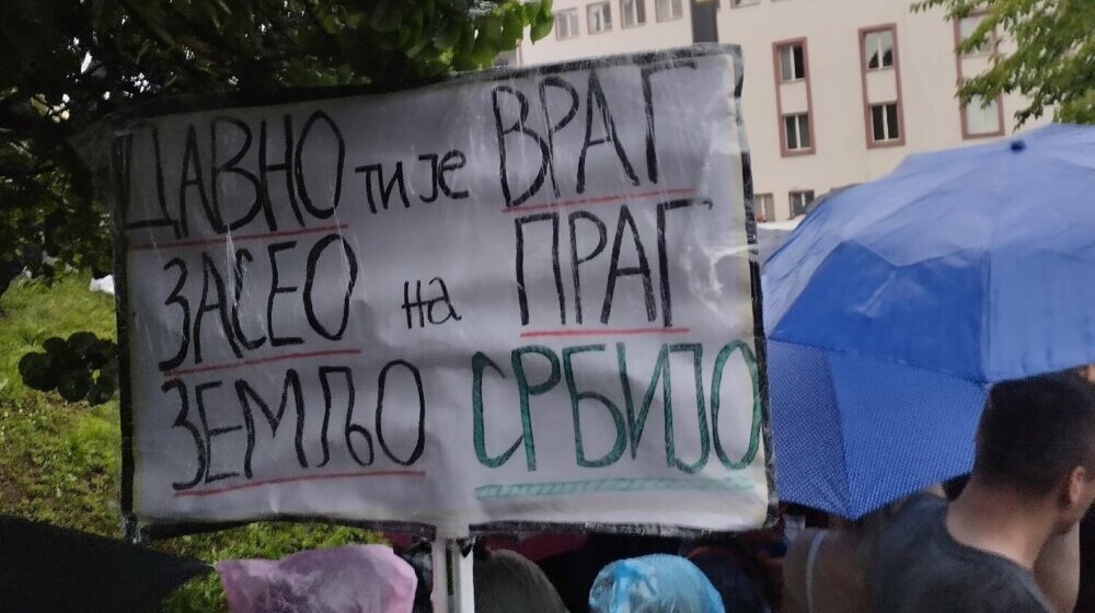 'Prsten' oko RTS-a, kiša, i uključenje u Dnevnik: Slike koje su obeležile protest "Srbija protiv nasilja" (FOTO) 1