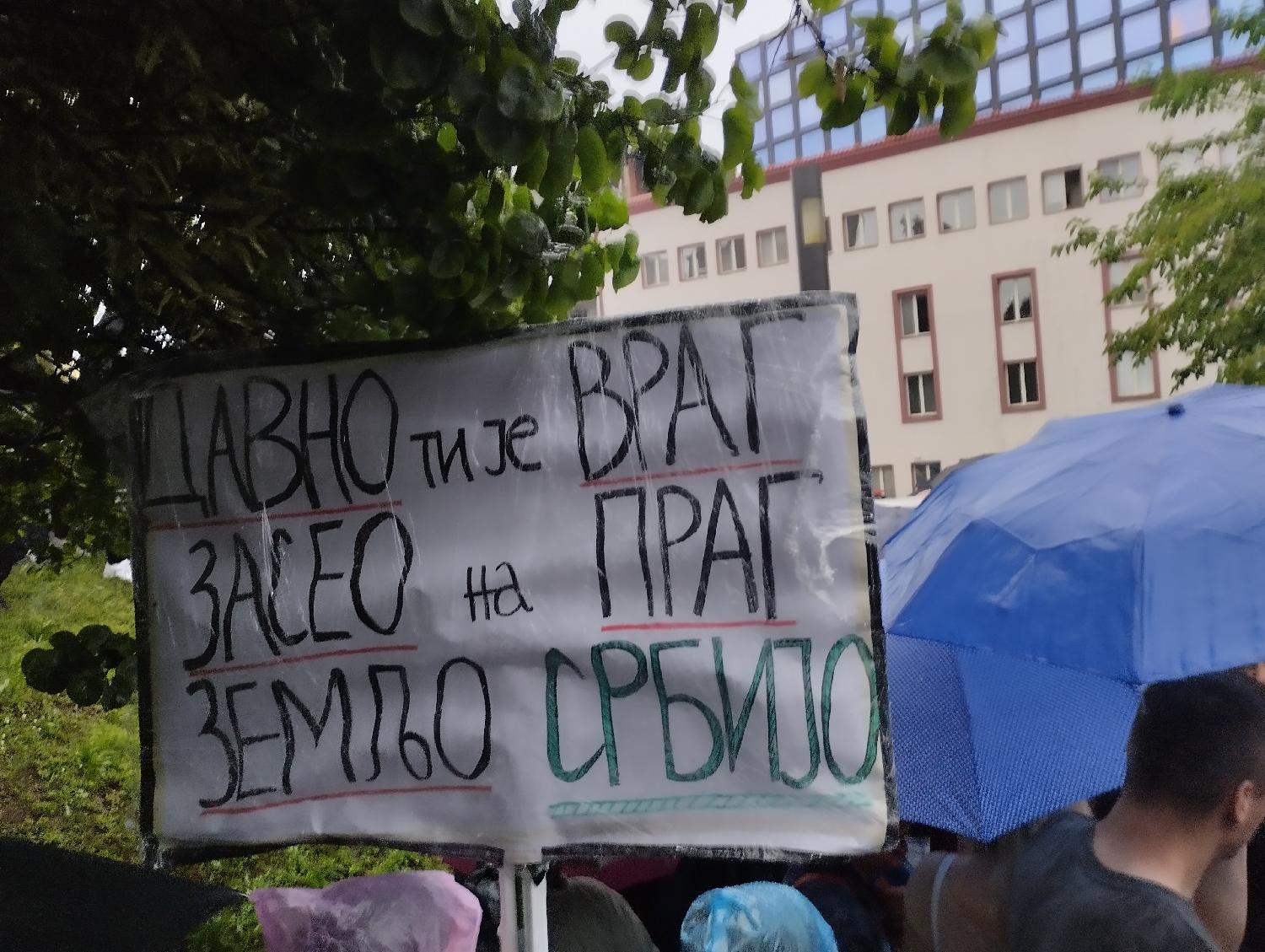 'Prsten' oko RTS-a, kiša, i uključenje u Dnevnik: Slike koje su obeležile protest "Srbija protiv nasilja" (FOTO) 23