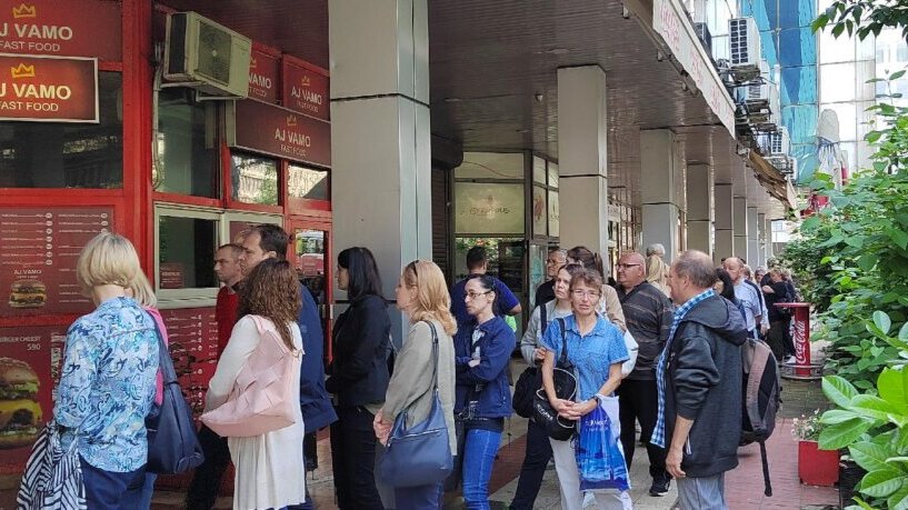 Kako i gde kupiti karte za javni prevoz: Gužve na prodajnim mestima i pored mogućnosti plaćanja SMS porukama 2 Kako i gde kupiti karte za javni prevoz: Gužve na prodajnim mestima i pored mogućnosti plaćanja SMS porukama 2