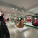 "Italija je u modi" : 50 kreacija iz arhiva čuvenih modnih kuća Đorđo Armani, Đanfranko Fere, Kricija... 3