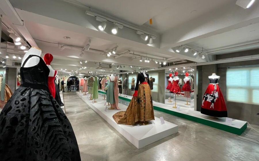 "Italija je u modi" : 50 kreacija iz arhiva čuvenih modnih kuća Đorđo Armani, Đanfranko Fere, Kricija... 1