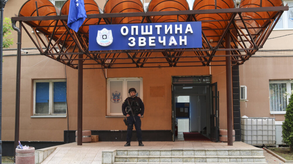 KFOR rasporedio svoje vojnike ispred zgrade Opštine Zvečan, specijalci kosovske policije sa blindiranim vozilima i dalje prisutni 1