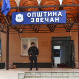 KFOR rasporedio svoje vojnike ispred zgrade Opštine Zvečan, specijalci kosovske policije sa blindiranim vozilima i dalje prisutni 14