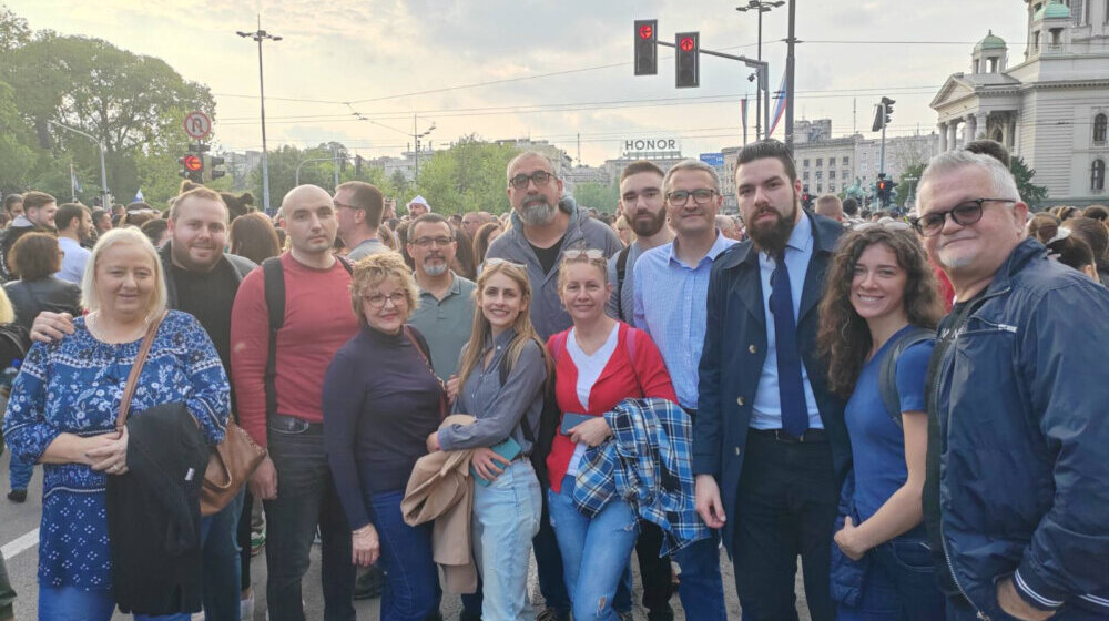 Vučić je već bivši, poručuju Kragujevčani sa skupa u Beogradu 1