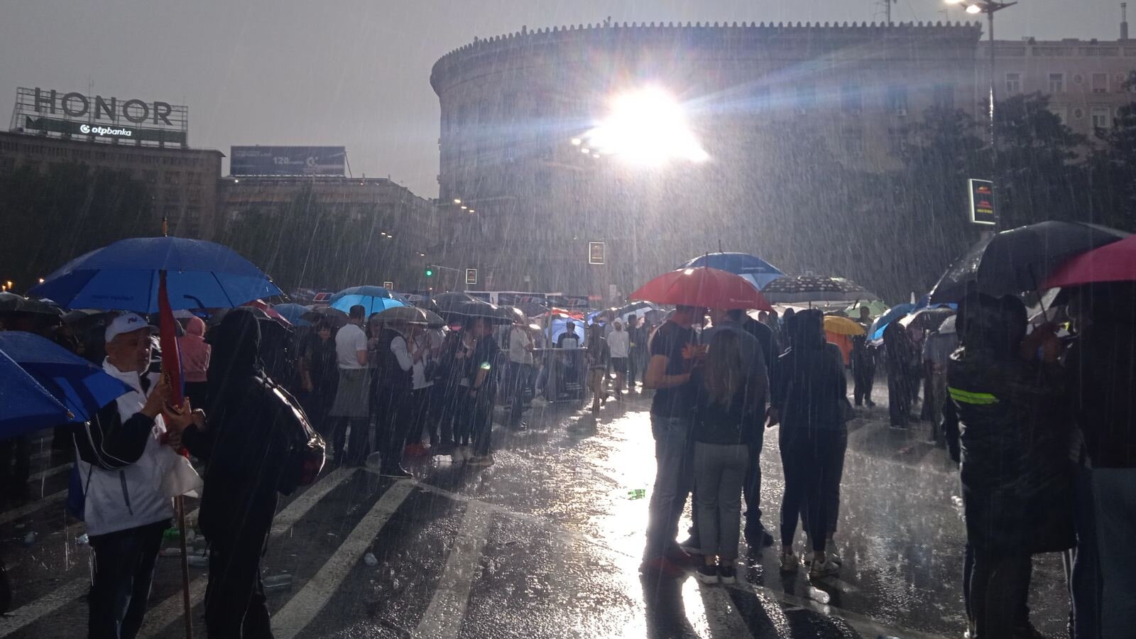 Završen miting SNS: Vučić održao "oproštajni" govor, građani se razišli (FOTO, VIDEO) 3