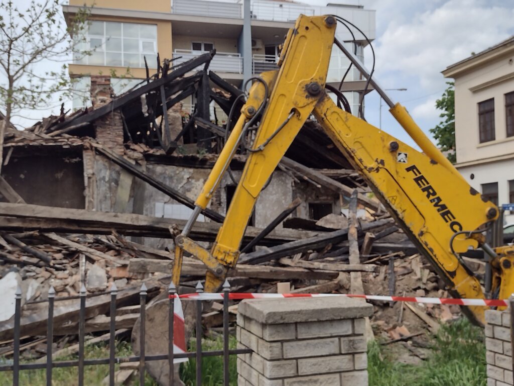 Zločin prema gradu i kriminalni čin: Reagovanje na rušenje kuće pod zaštitom države u Kragujevcu 2