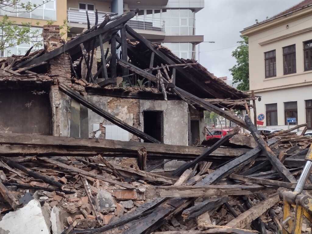 Ljudima ne dopire do mozga kako kulturno dobro ne može da se sruši: Direktor kragujevačkog Zavoda za zaštitu spomenika posle rušenja kuće dr Ilije Kolovića 4 Ljudima ne dopire do mozga kako kulturno dobro ne može da se sruši: Direktor kragujevačkog Zavoda za zaštitu spomenika posle rušenja kuće dr Ilije Kolovića 4