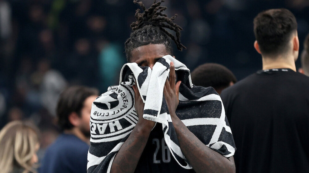 Tata igrao u Parizu, majka i sin uz Partizan: Porodica Matijasa Lesora gledala crno-bele u „Areni“ protiv Bajerna (VIDEO) 1