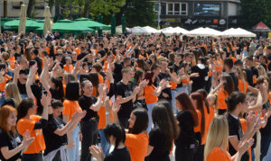 Užički maturanti, plesom na trgu, obeležili kraj srednjoškolskog obrazovanja (FOTO/VIDEO) 3 Užički maturanti, plesom na trgu, obeležili kraj srednjoškolskog obrazovanja (FOTO/VIDEO) 3