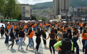 Užički maturanti, plesom na trgu, obeležili kraj srednjoškolskog obrazovanja (FOTO/VIDEO) 2 Užički maturanti, plesom na trgu, obeležili kraj srednjoškolskog obrazovanja (FOTO/VIDEO) 2