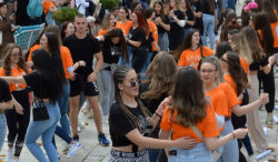 Maturantski ples u Užicu Foto Nenad Kovačević (6) Užički maturanti, plesom na trgu, obeležili kraj srednjoškolskog obrazovanja (FOTO/VIDEO) 8