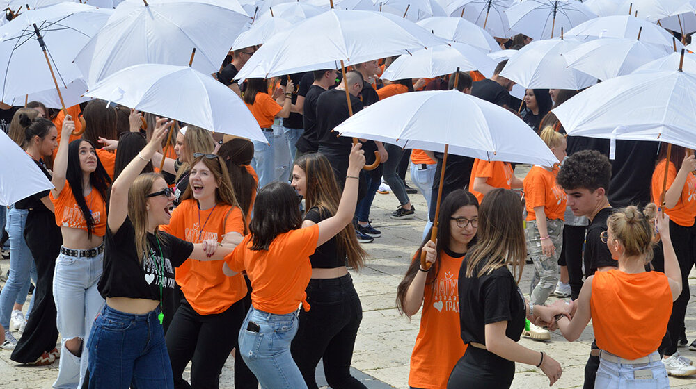 Užički maturanti, plesom na trgu, obeležili kraj srednjoškolskog obrazovanja (FOTO/VIDEO) 1