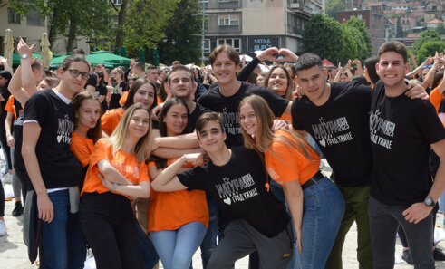 Maturantski ples u Užicu Foto Nenad Kovačević (8) Užički maturanti, plesom na trgu, obeležili kraj srednjoškolskog obrazovanja (FOTO/VIDEO) 9