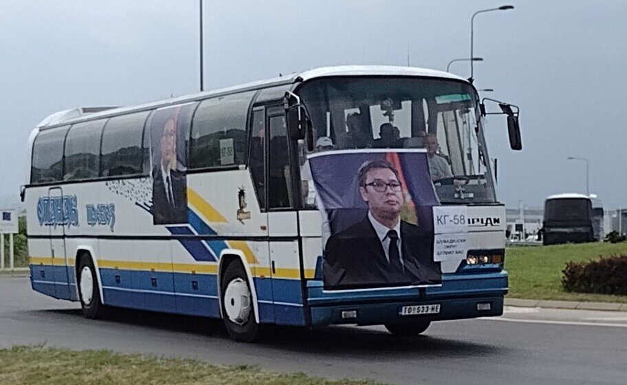 Kragujevčani otputovali na SNS miting sa Vučićevom slikom na čelu: Gradonačelnik demantuje da je bilo prisiljavanja 1