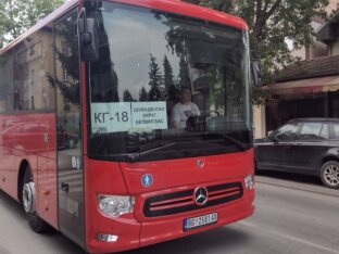 Kragujevčani otputovali na SNS miting sa Vučićevom slikom na čelu: Gradonačelnik demantuje da je bilo prisiljavanja 4