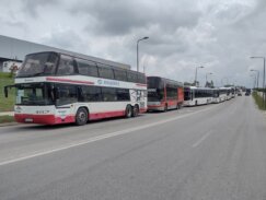 Kragujevčani otputovali na SNS miting sa Vučićevom slikom na čelu: Gradonačelnik demantuje da je bilo prisiljavanja 12