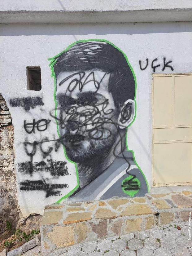 Uništen mural Novaku Đokoviću u Orahovcu (FOTO) 2 Uništen mural Novaku Đokoviću u Orahovcu (FOTO) 2