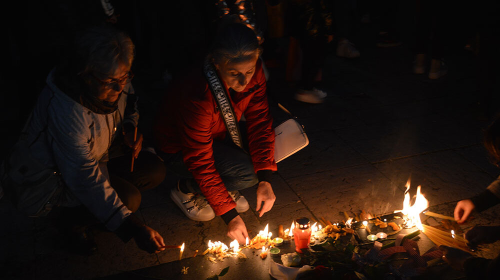 Građani Užica palili sveće i molili se za nastradale u beogradskoj školi „Vladislav Ribnikar“ 1