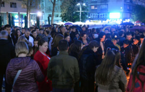 Građani Užica palili sveće i molili se za nastradale u beogradskoj školi „Vladislav Ribnikar“ 2