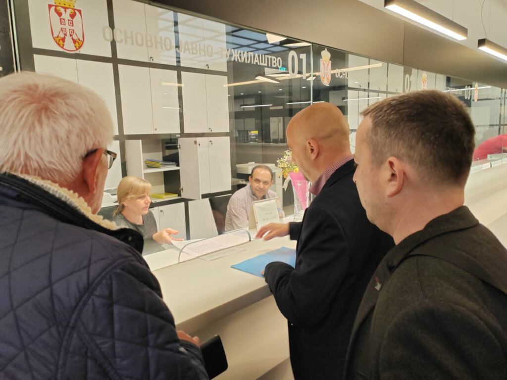 Pritisak na građane da idu na Vučićev kontramiting krivično delo: Opozicija u Kragujevcu uputila apel Tužilaštvu 2 Pritisak na građane da idu na Vučićev kontramiting krivično delo: Opozicija u Kragujevcu uputila apel Tužilaštvu 2