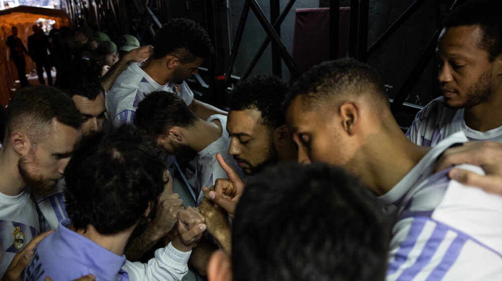 "Svim srcem uz osam mališana i domara, da se zlu kaže stop": Zajednička poruka košarkaša Partizana i Reala, Grobari bacili hiljade cvetova (VIDEO) 1