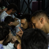 "Svim srcem uz osam mališana i domara, da se zlu kaže stop": Zajednička poruka košarkaša Partizana i Reala, Grobari bacili hiljade cvetova (VIDEO) 9