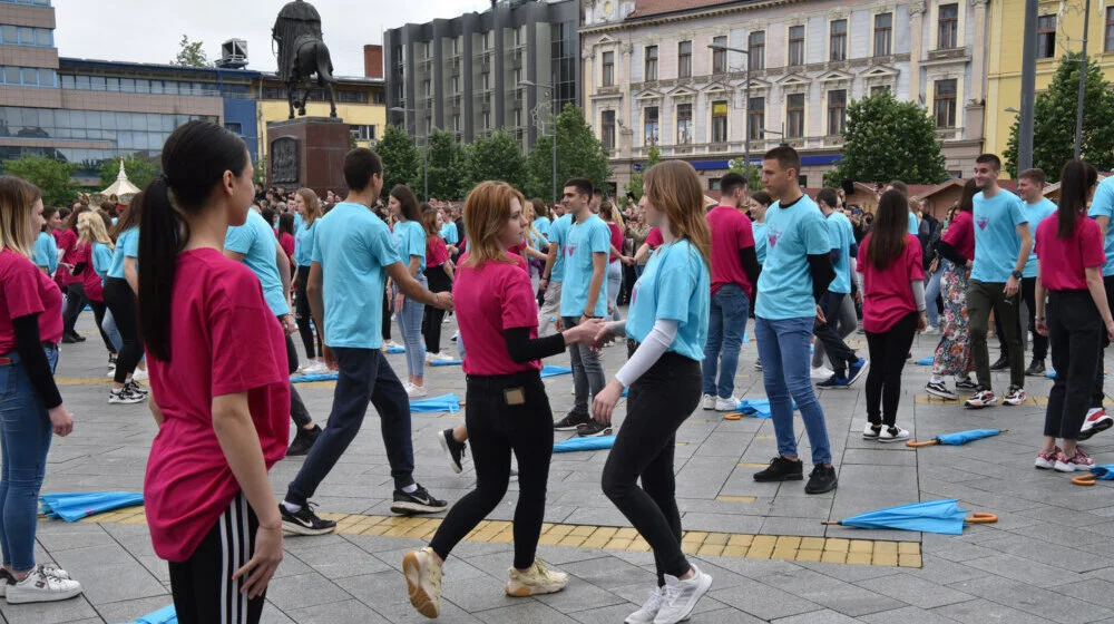 Gradski trg u Zrenjaninu ispunili maturanti, plesali kadril 1