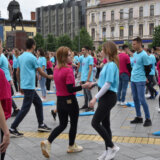 Gradski trg u Zrenjaninu ispunili maturanti, plesali kadril 4