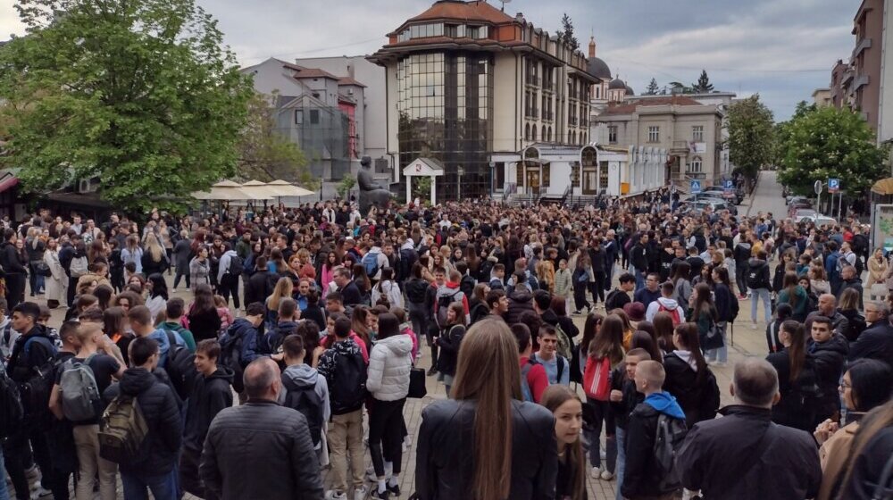 Sada svi da zaćutimo: Pomen žrtvama beogradske tragedije na Đačkom trgu u Kragujevcu 1