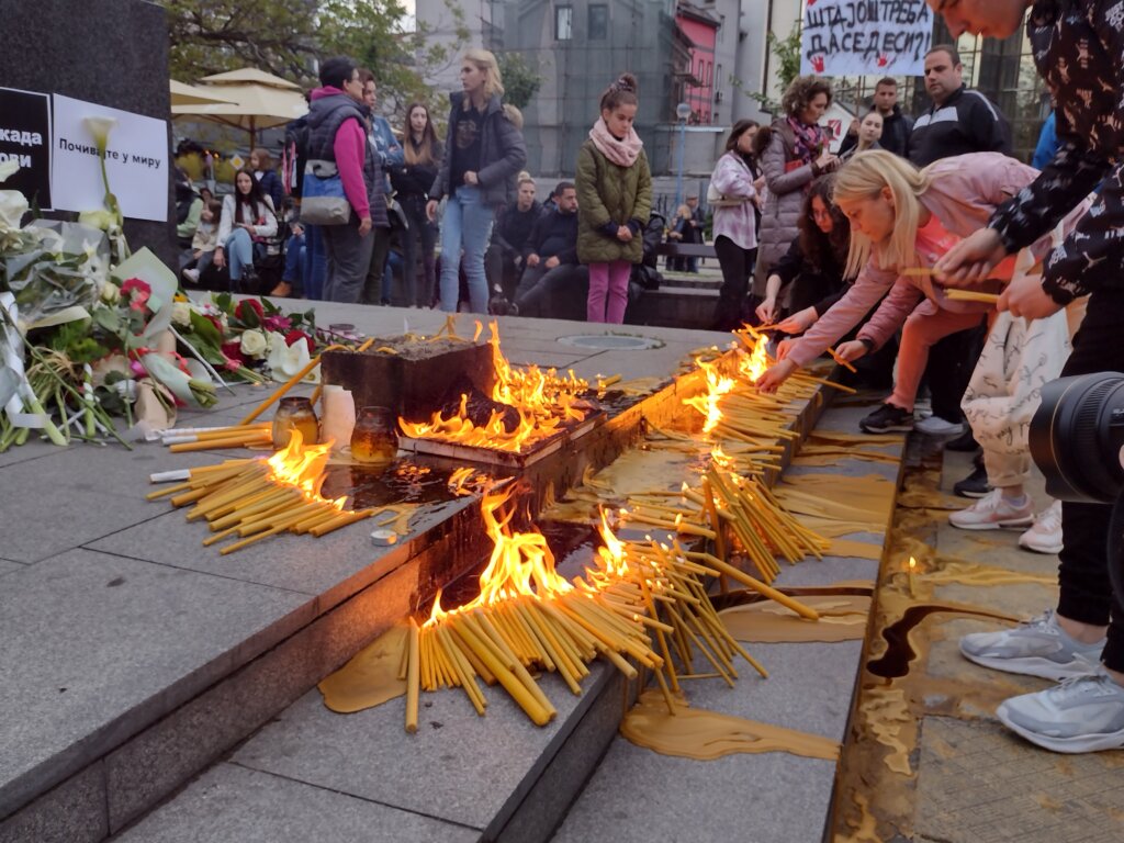 Sada svi da zaćutimo: Pomen žrtvama beogradske tragedije na Đačkom trgu u Kragujevcu 2