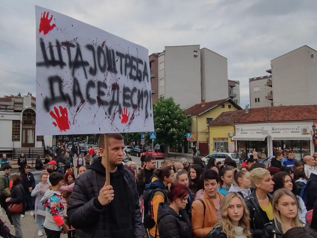 Sada svi da zaćutimo: Pomen žrtvama beogradske tragedije na Đačkom trgu u Kragujevcu 3