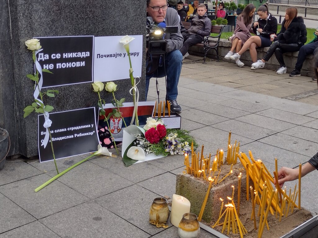 Sada svi da zaćutimo: Pomen žrtvama beogradske tragedije na Đačkom trgu u Kragujevcu 4