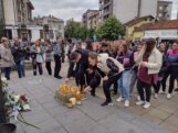 Sada svi da zaćutimo: Pomen žrtvama beogradske tragedije na Đačkom trgu u Kragujevcu 6