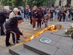 Sada svi da zaćutimo: Pomen žrtvama beogradske tragedije na Đačkom trgu u Kragujevcu 8