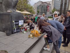 Sada svi da zaćutimo: Pomen žrtvama beogradske tragedije na Đačkom trgu u Kragujevcu 9