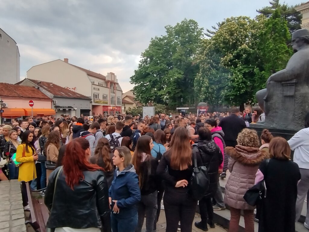 Sada svi da zaćutimo: Pomen žrtvama beogradske tragedije na Đačkom trgu u Kragujevcu 10