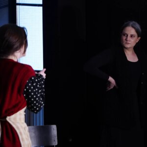 Predstava "Prst" po drami Doruntine Baše u Hartefakt Kući: Sudbina žena u zatvorenim društvima i priča o besmislenosti i tragičnosti ratnih sukoba 2