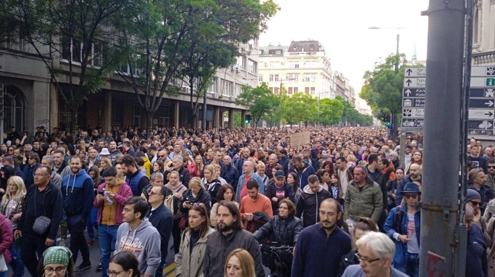 "Moji dronovi ne lažu": Željko Mitrović naveo da se na protestu "Srbija protiv nasilja" u Beogradu okupilo nešto više od 2.000 ljudi 1