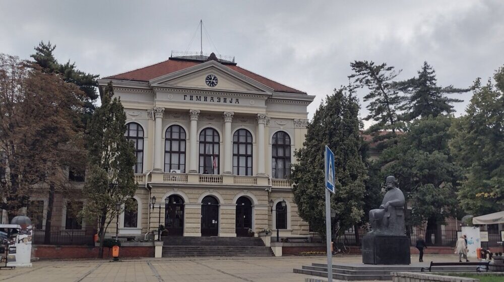 Pomen žrtvama beogradske tragedije u četvrtak i petak u Kragujevcu na Đačkom trgu kod Prve gimanzije 1