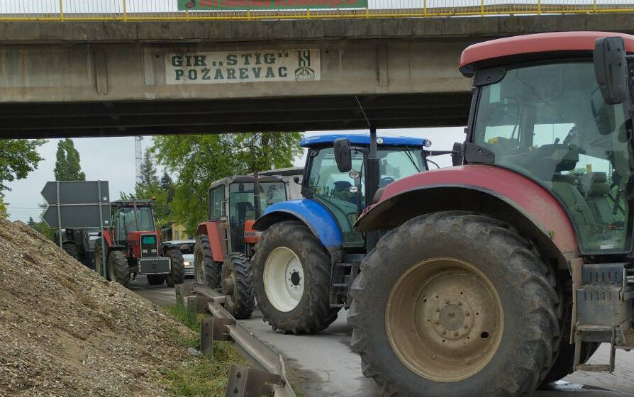 Poljoprivrednicima iz Šumadije policija i žandarmerija blokirali prolaz: "Kažu da je most zabranjen za traktorski saobraćaj" 1