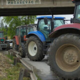 Poljoprivrednicima iz Šumadije policija i žandarmerija blokirali prolaz: "Kažu da je most zabranjen za traktorski saobraćaj" 12