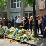 BLOG Treći dan žalosti u Srbiji, red za knjigu žalosti ispred OŠ "Vladislav Ribnikar" 6