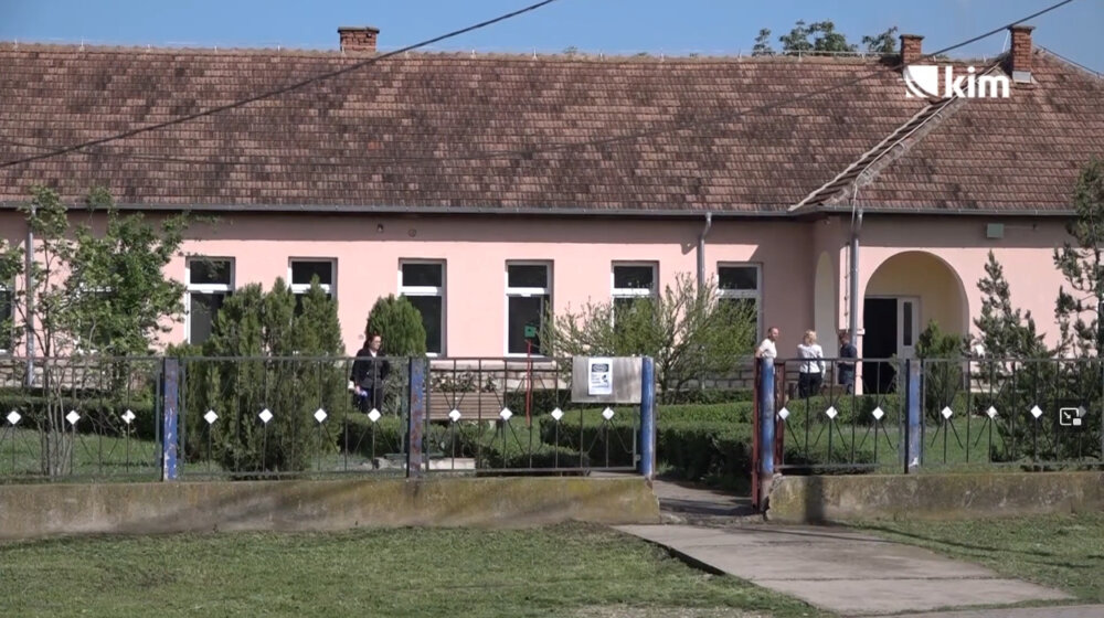 "Vikali na albanskom, pucali iz kola": Ko je sinoć pucao ispred osnovne škole u selu Ugljare na Kosovu i Metohiji? 1