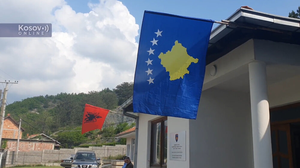Kossev: Kosovska zastava postavljena ispred sve četiri opštine na severu 1