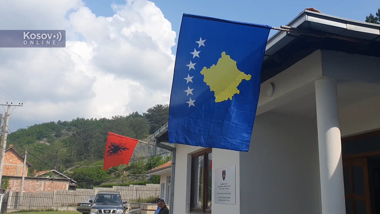 Bez prisustva srpskih odbornika, uz zastavu Kosova i Albanije: Gradonačelnik Zubinog Potoka položio zakletvu 2