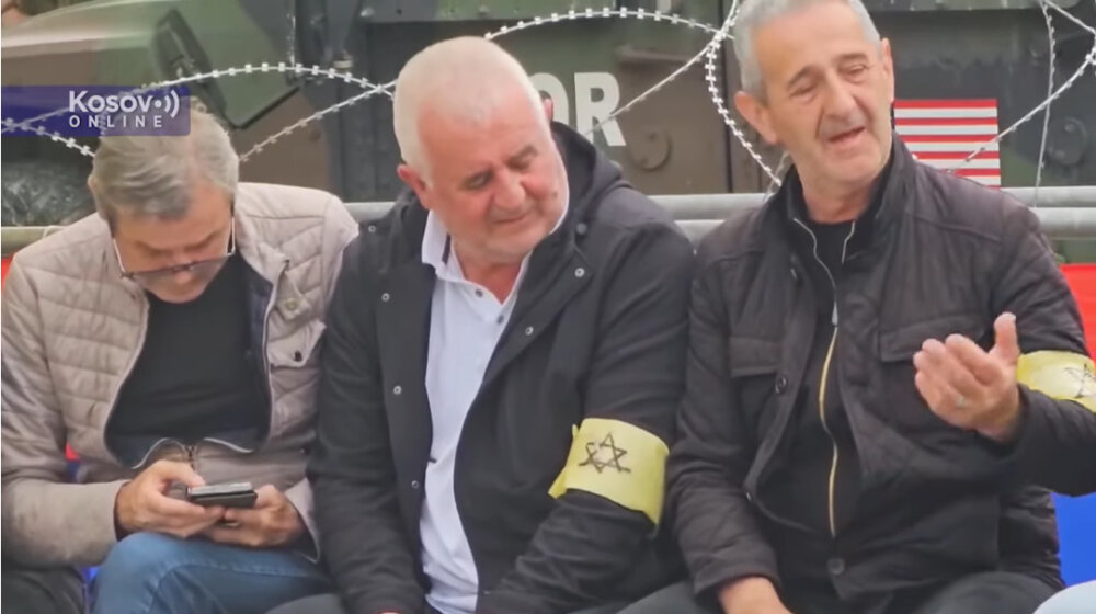 Građani Leposavića na protestu sa žutom trakom oko ruke 1