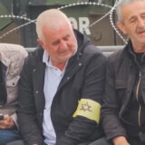 Građani Leposavića na protestu sa žutom trakom oko ruke 4