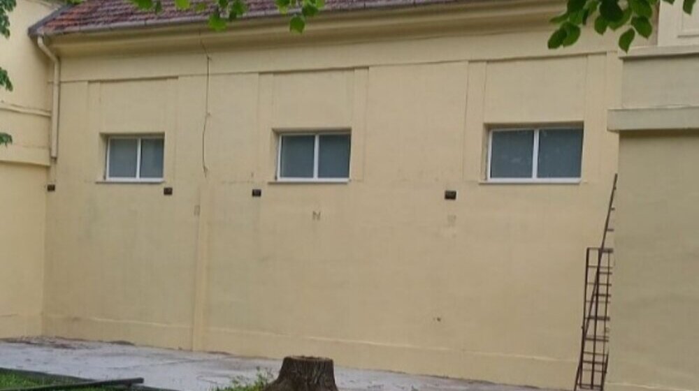 Sremska Mitrovica: Uklanja se nelegalni objekat u Gradskom parku 1