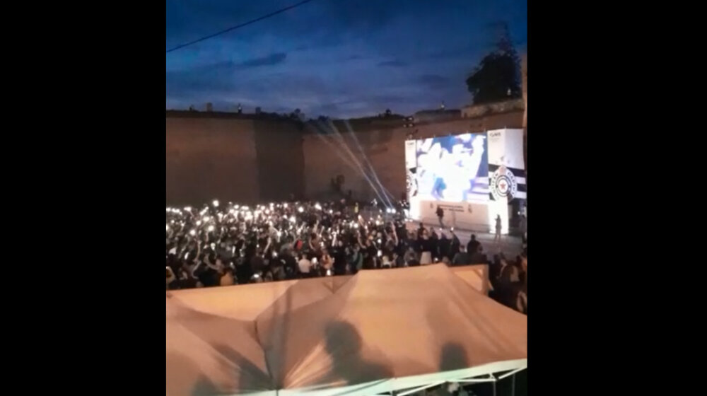 Pesme i baklje: Kakva je bila atmosfera među navijačima Partizana koji su pratili utakmicu na Kalemegdanu? (VIDEO) 1