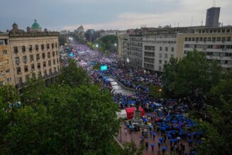Transparenti, kišobrani i mokri građani: 50 fotografija sa skupa "Srbija nade" (FOTO) 39